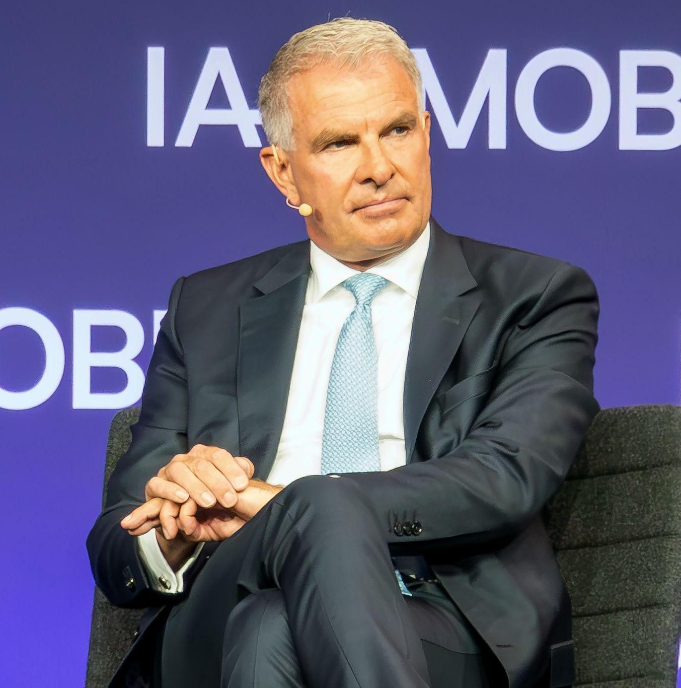 Carsten Spohr, Lufthansa CEO, sitzt auf einer Konferenz.