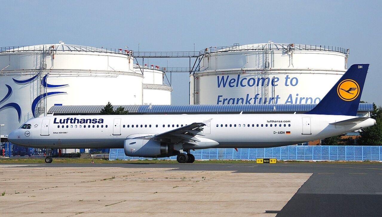 Ein Lufthansa-Flugzeug rollt an großen Treibstofftanks am Flughafen Frankfurt vorbei.
