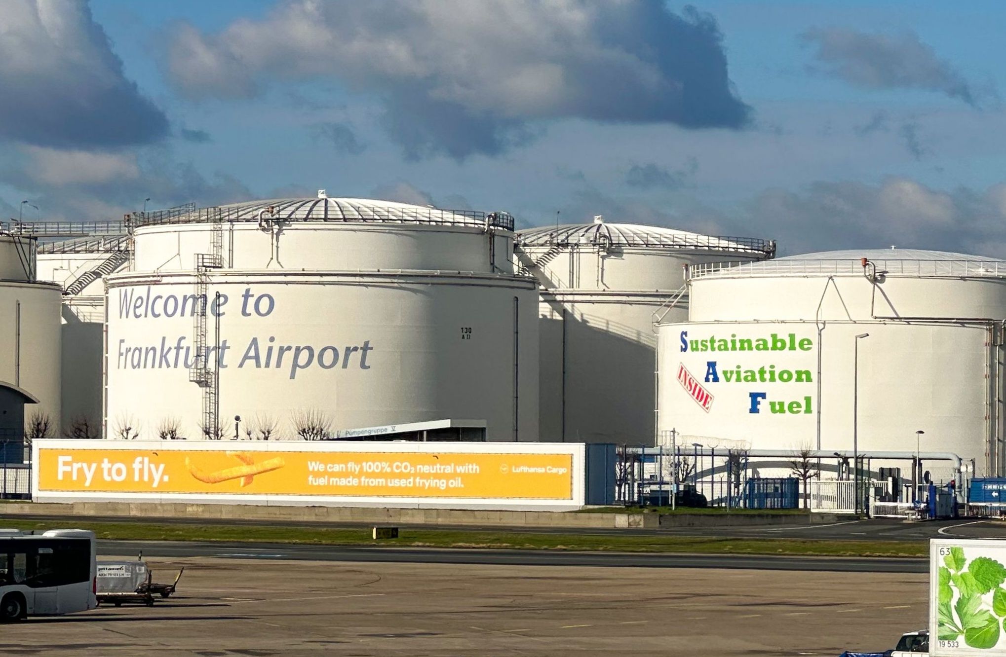 Treibstofftanks am Frankfurter Flughafen mit Werbung für nachhaltigen Flugkraftstoff.