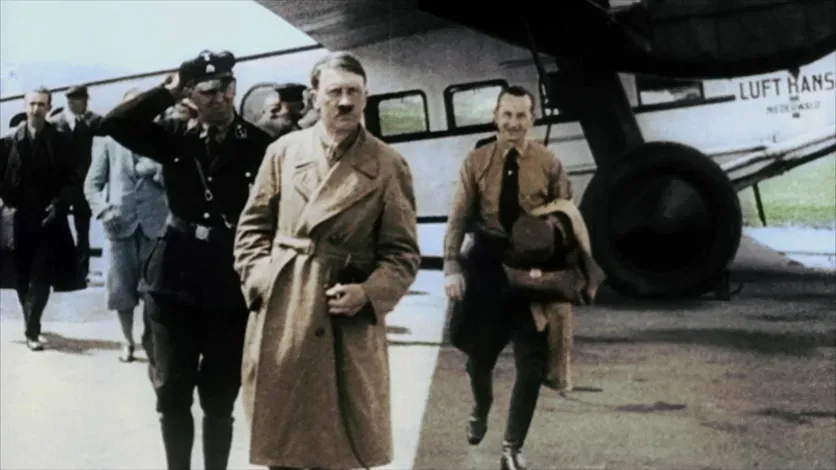 Adolf Hitler und andere Mitglieder der nationalsozialistischen Partei vor Hitlers Lufthansa-Flugzeug D-1720.