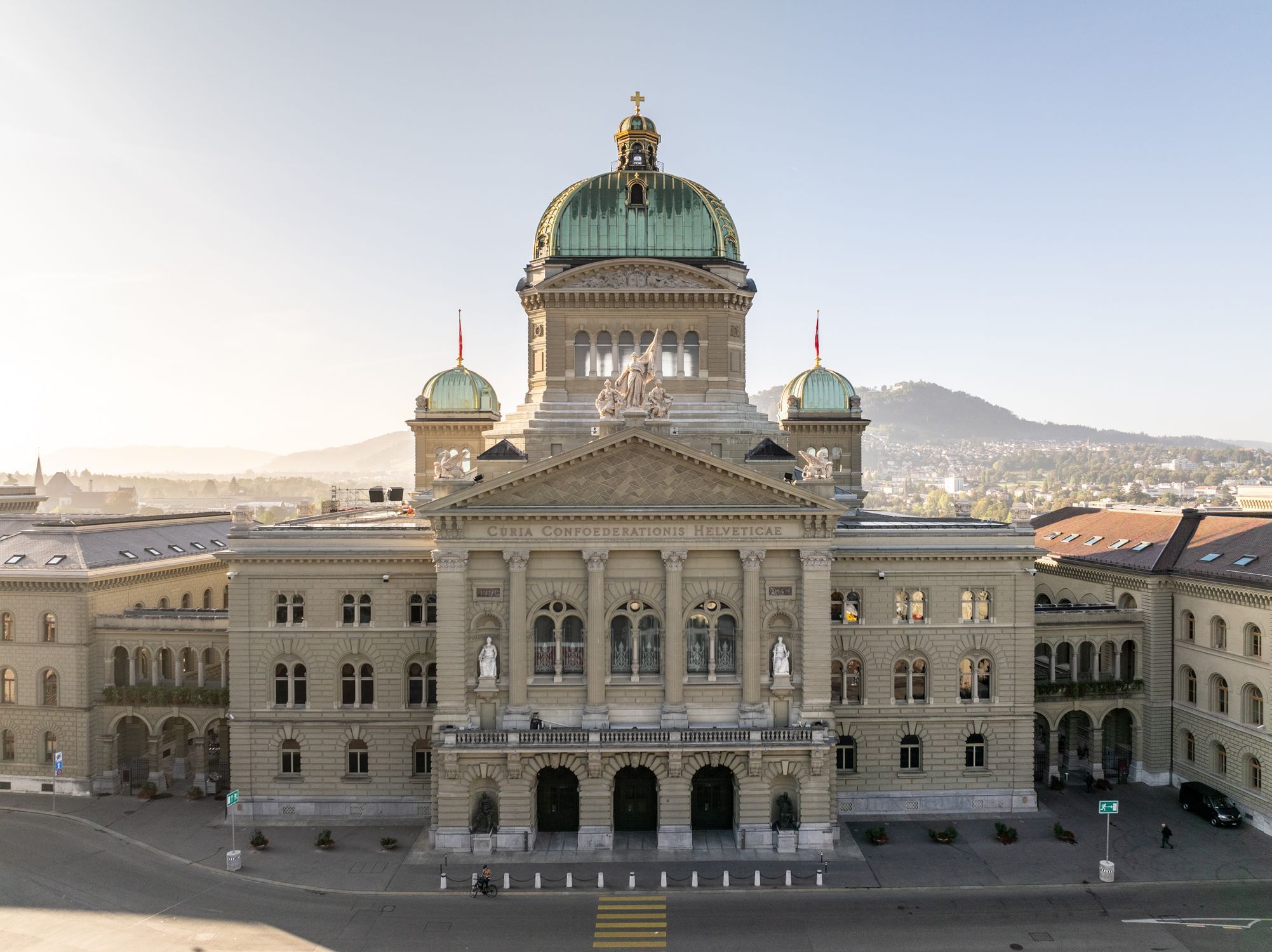 Das Schweizer Parlamentsgebäude in Bern mit seiner ikonischen grünen Kuppel und Steinfassade.
