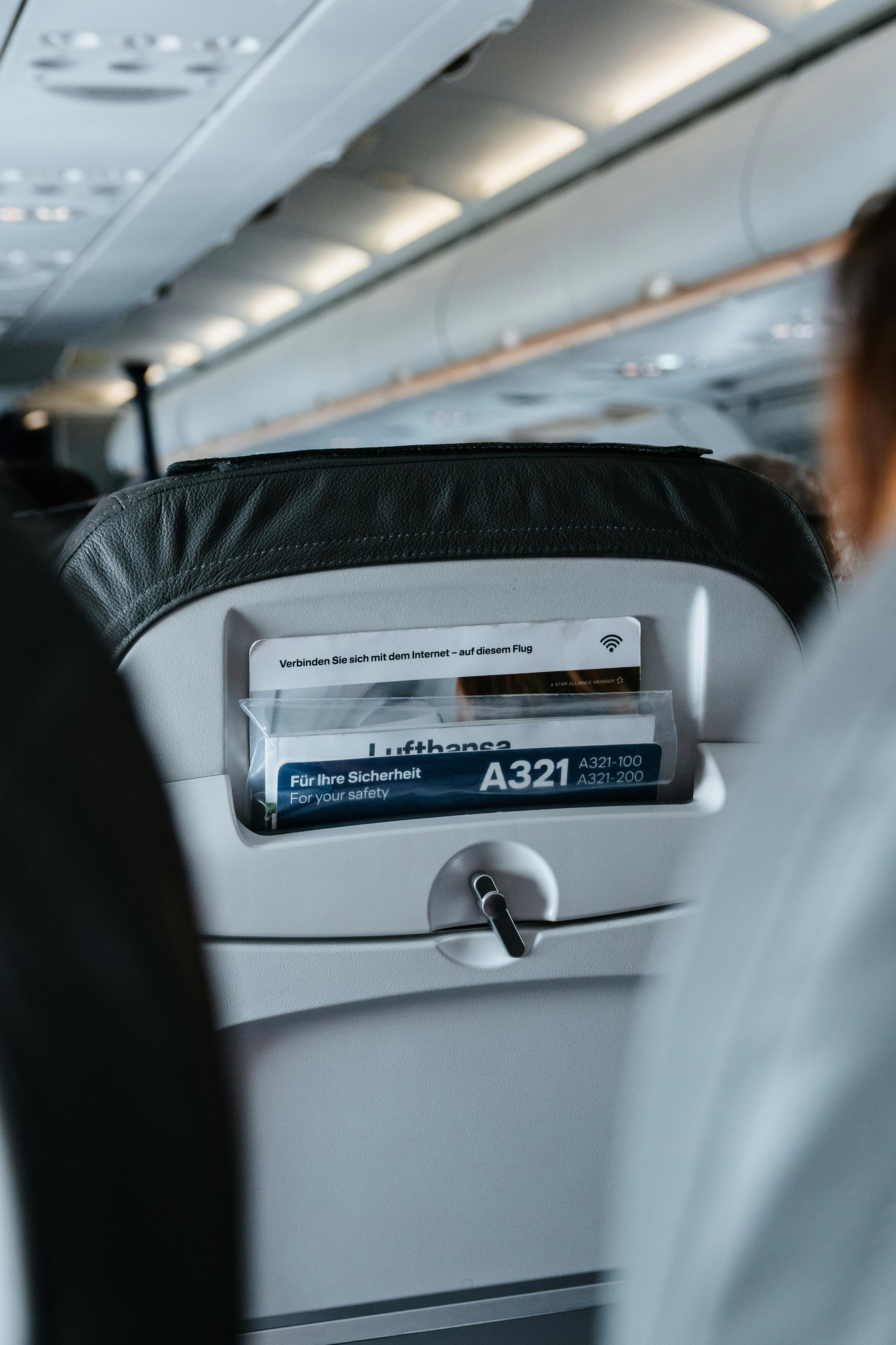 Lufthansa A321 Sitzrückentasche mit Sicherheitskarte und WLAN-Info.