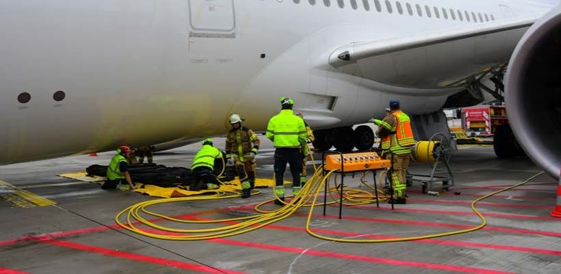 Bergungskräfte hoben den Dreamliner nach dem Vorfall mit hydraulischen Kissen an.