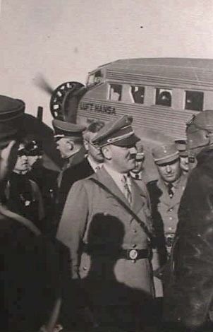 Adolf Hitler mit Beamten vor einem Lufthansa-Flugzeug