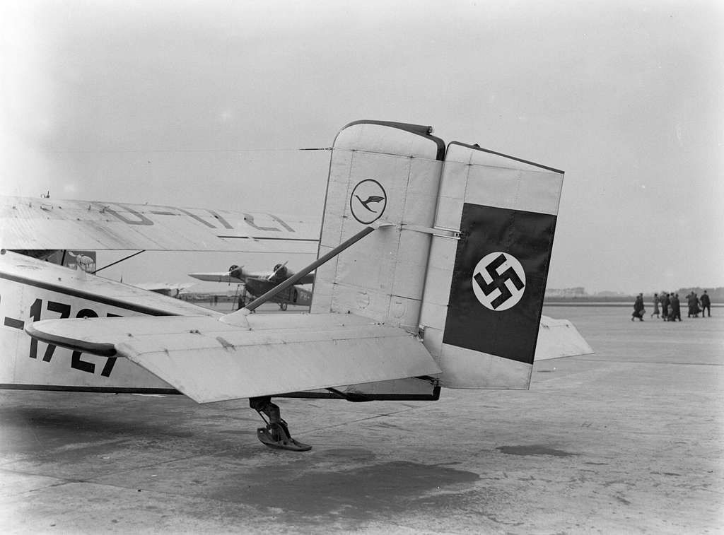 Adolf Hitlers Deutsche Luft Hansa, ein Trimotor vom Typ Rohrbach Roland II D-1727 „FREIENFELS“, steht mit dem Hakenkreuz auf der Heckflosse auf dem Rollfeld des Flughafens Schiphol