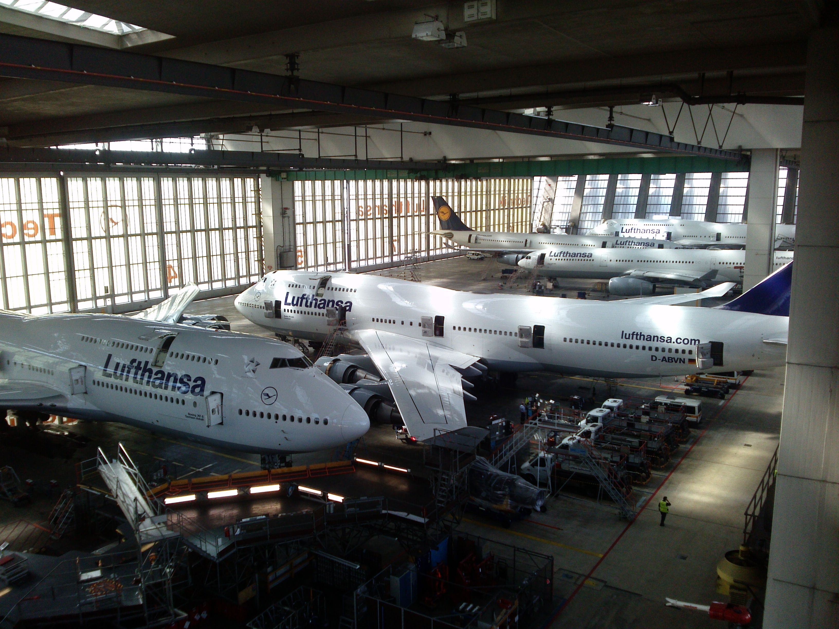 Lufthansa 747 Flugzeuge in einem Wartungshangar am Frankfurter Flughafen.