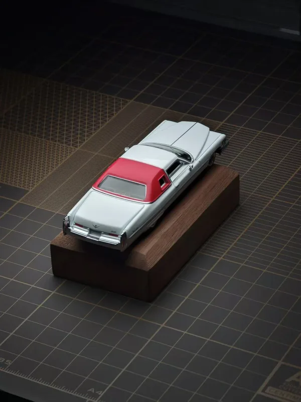97M 1:64 1975 Cadillac Coupe DeVille Lowrider Gloss White with Red roof