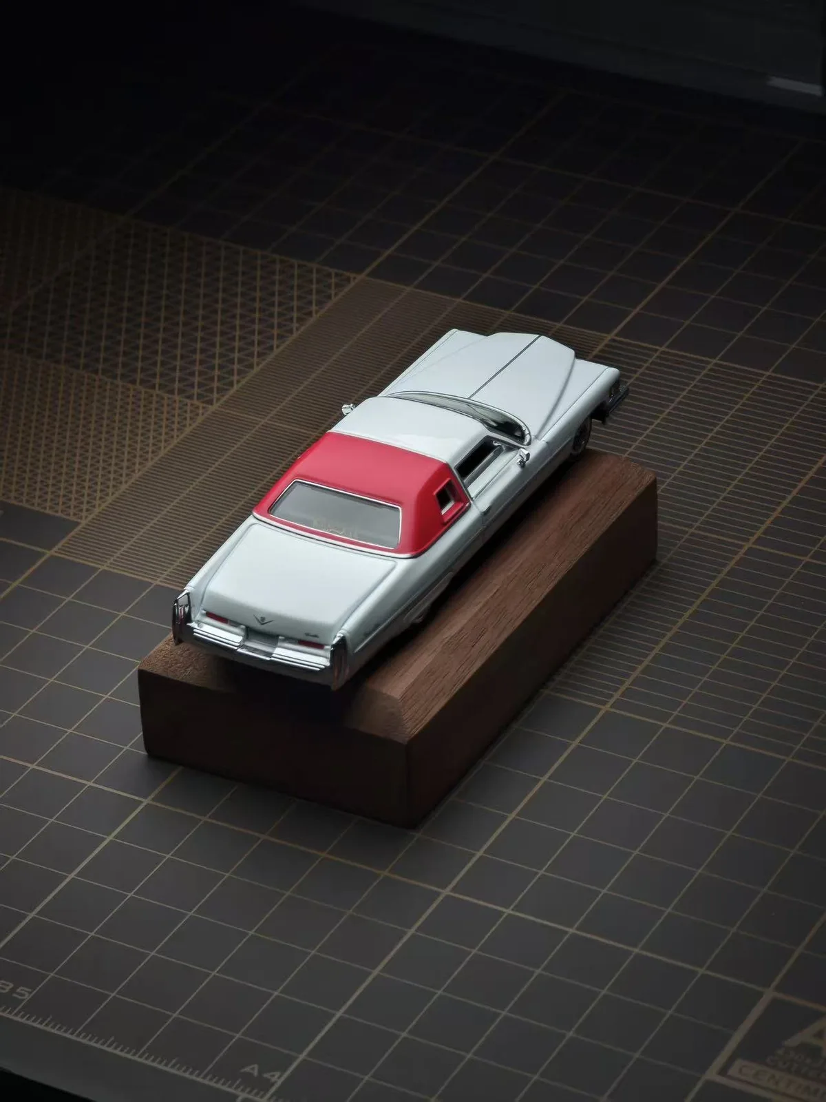 97M 1:64 1975 Cadillac Coupe DeVille Lowrider Gloss White with Red roof