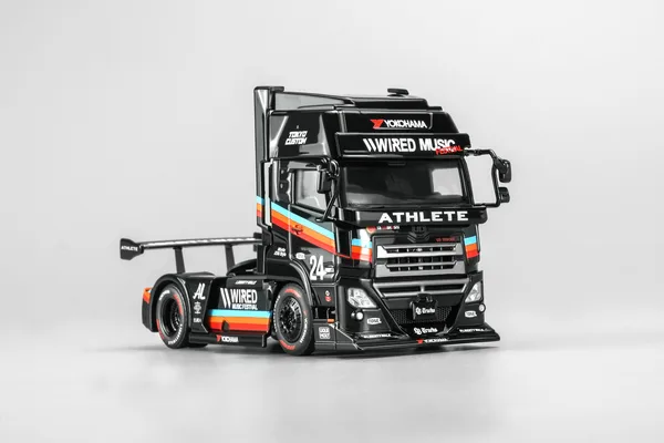 Motorhelix 1:64 LB Trucks Black Rainbow