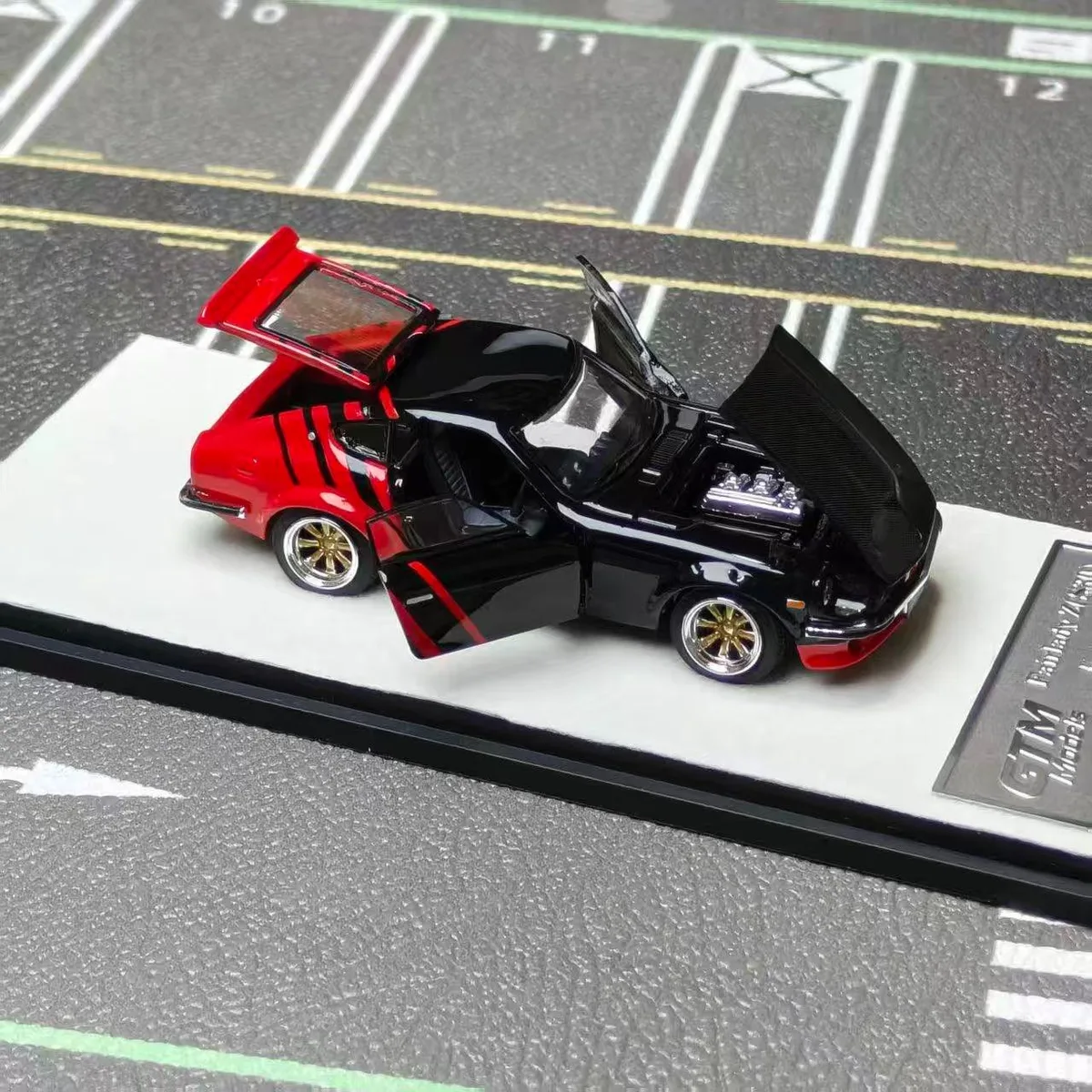 GTM 1:64 Nissan Fairlady Z (S30) ADVAN Black/Red