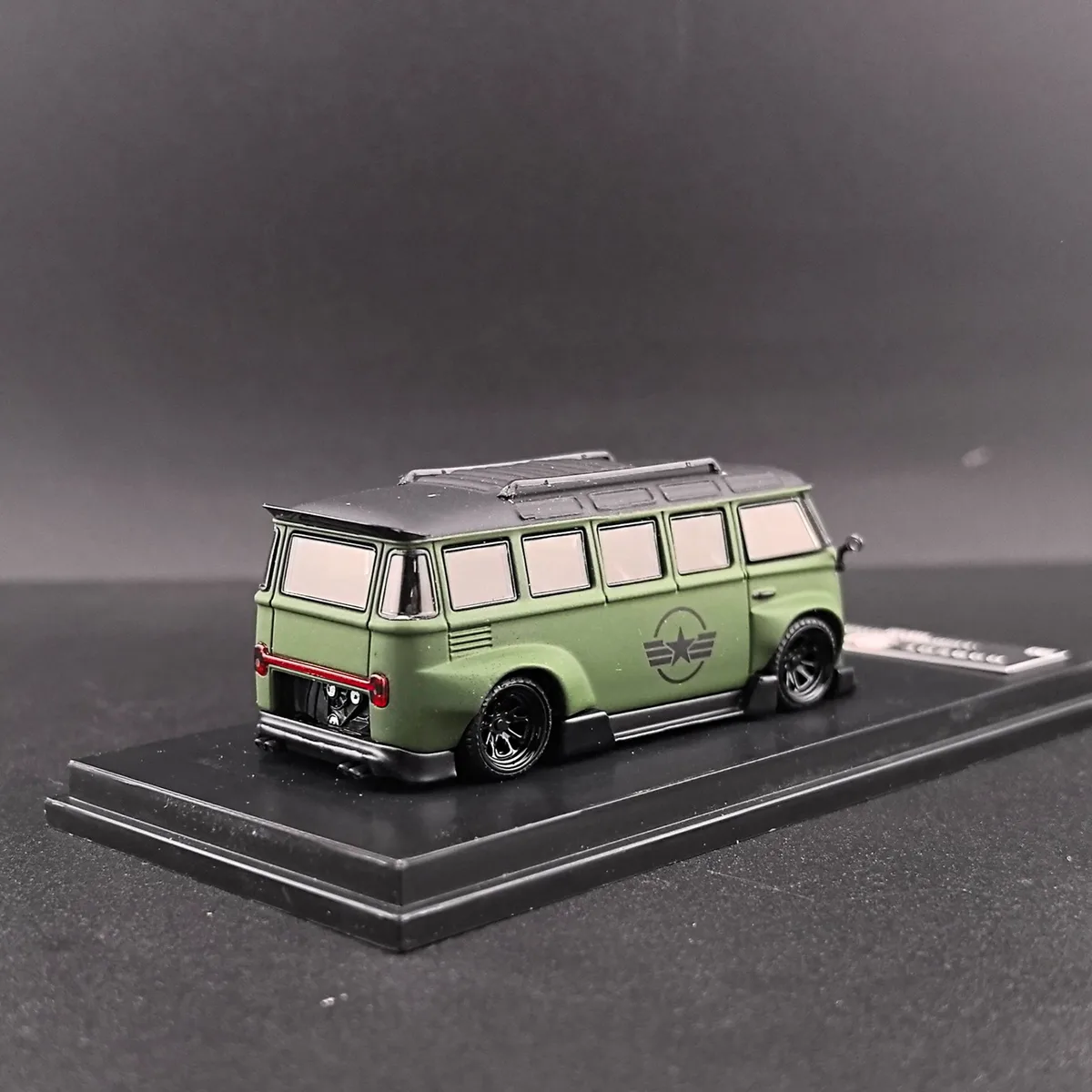 Inspire Model 1:64 VW Kombi "Volkswide Flyer" Bus Green (Air Force Version)