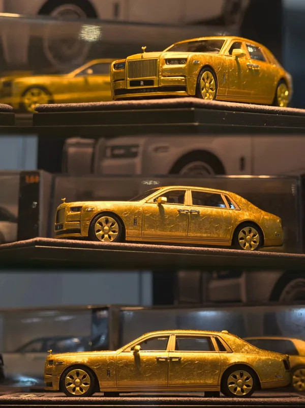Phantom Long Wheelbase VIII EWB (Gold Crackled Finish)