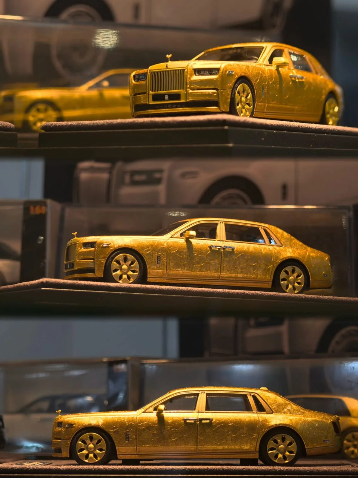 Phantom Long Wheelbase VIII EWB (Gold Crackled Finish)