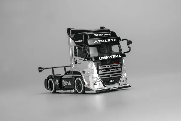 Motorhelix 1:64 LB Trucks Black and Silver