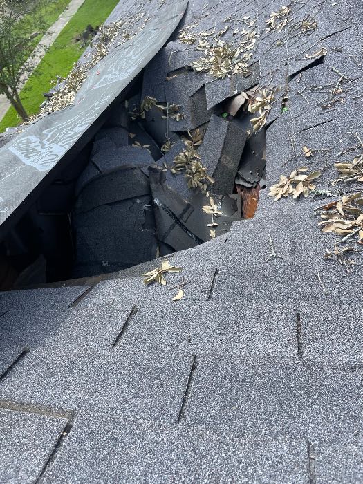 Tarp a damaged roof in Crystal Springs, MS, photo 2