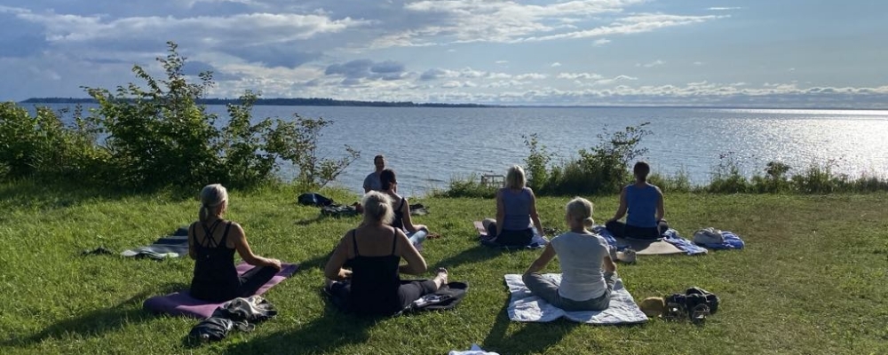 Utomhusyoga i Ålabodarna