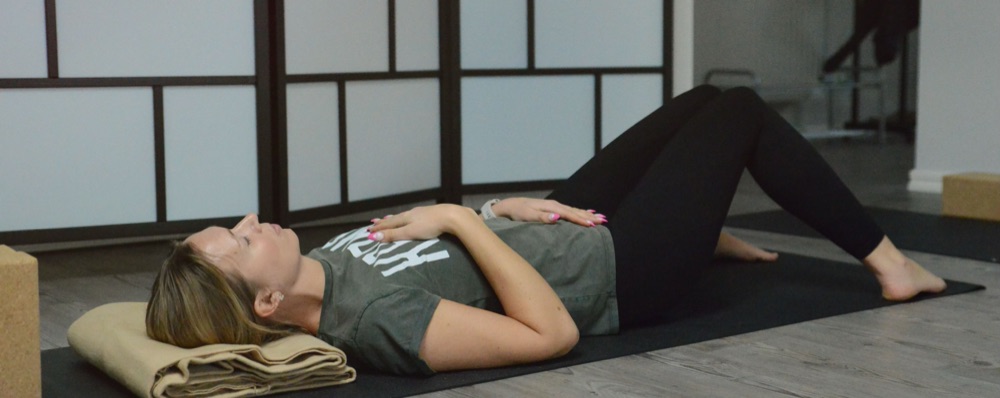 Prova på yin yoga som avslut på sommaryogan.