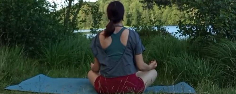 Sessione di meditazione e yoga nitra
