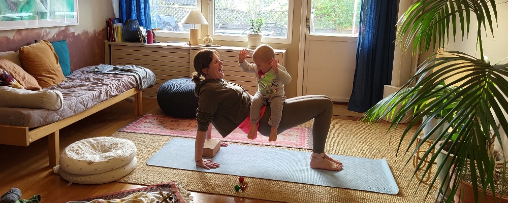 Yoga PT Online för nyblivna mammor