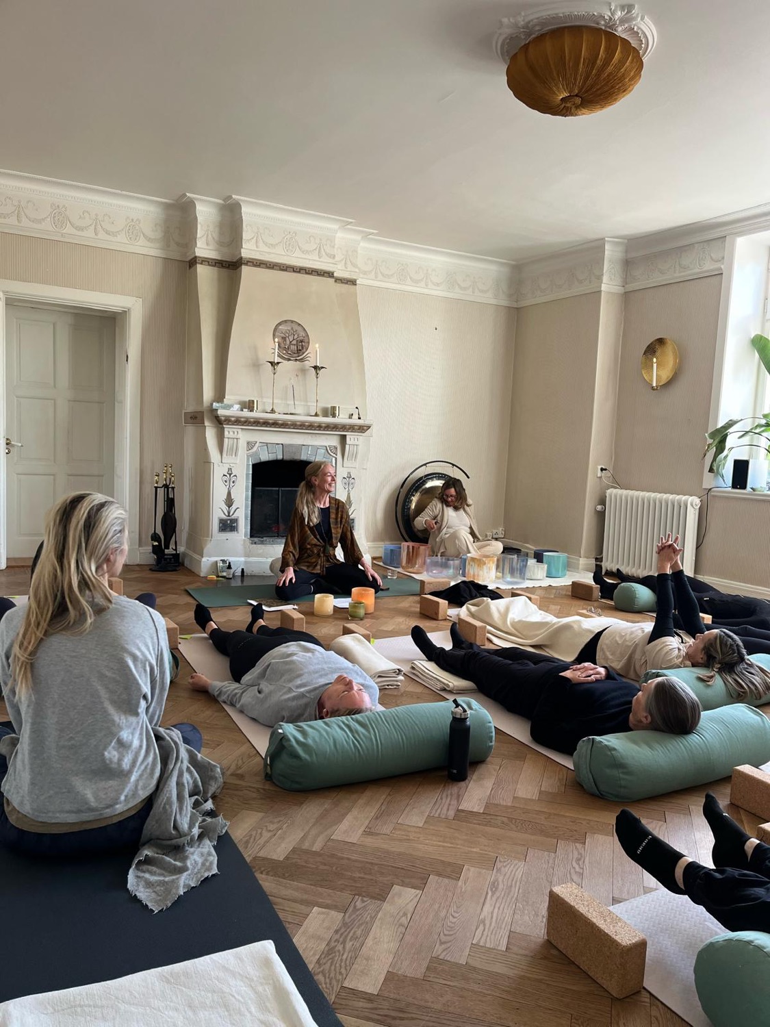 Halvdagsretreat med mjuk yoga flow och sound bath.
