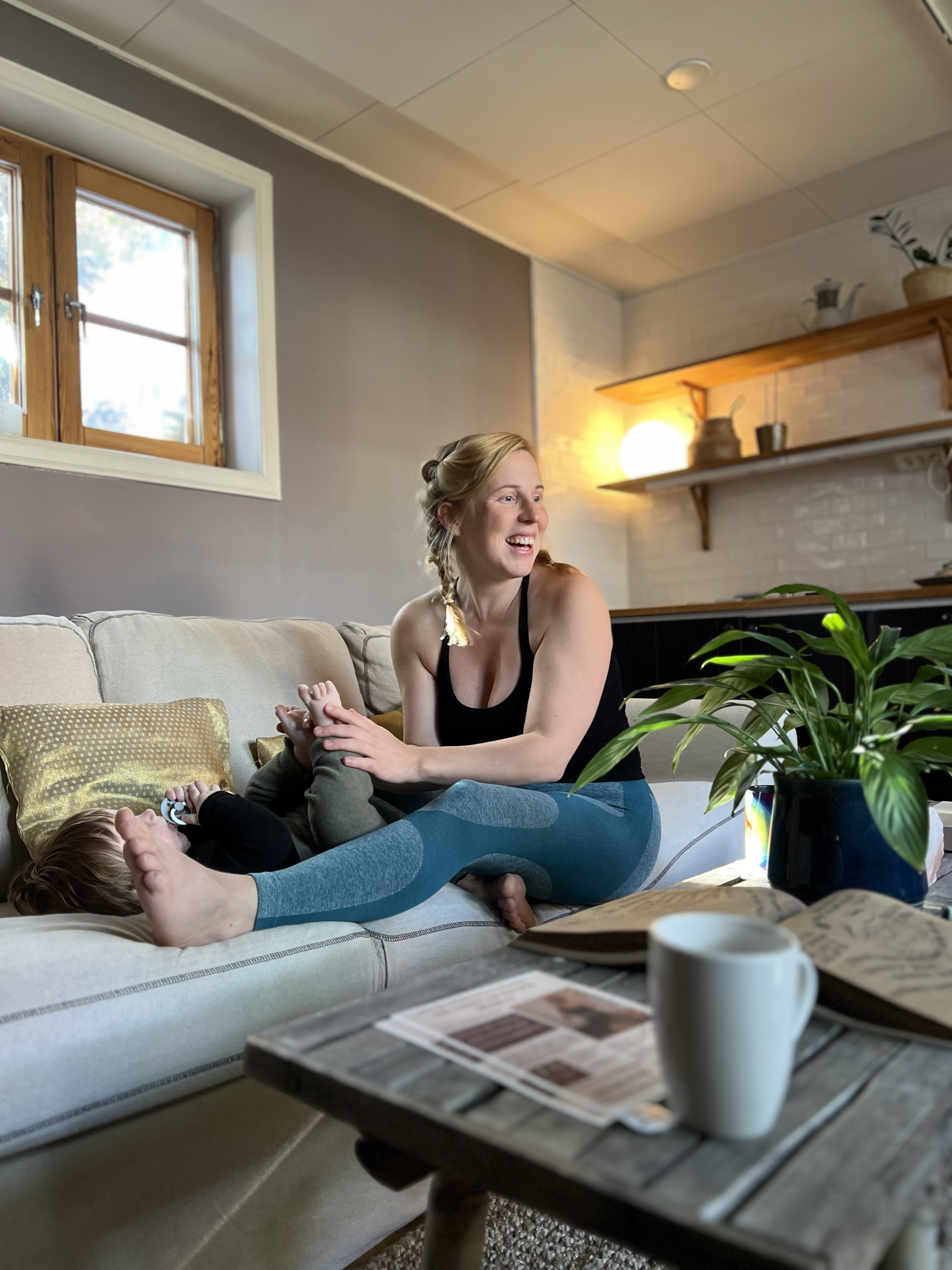 YOGAlates för nyblivna mammor