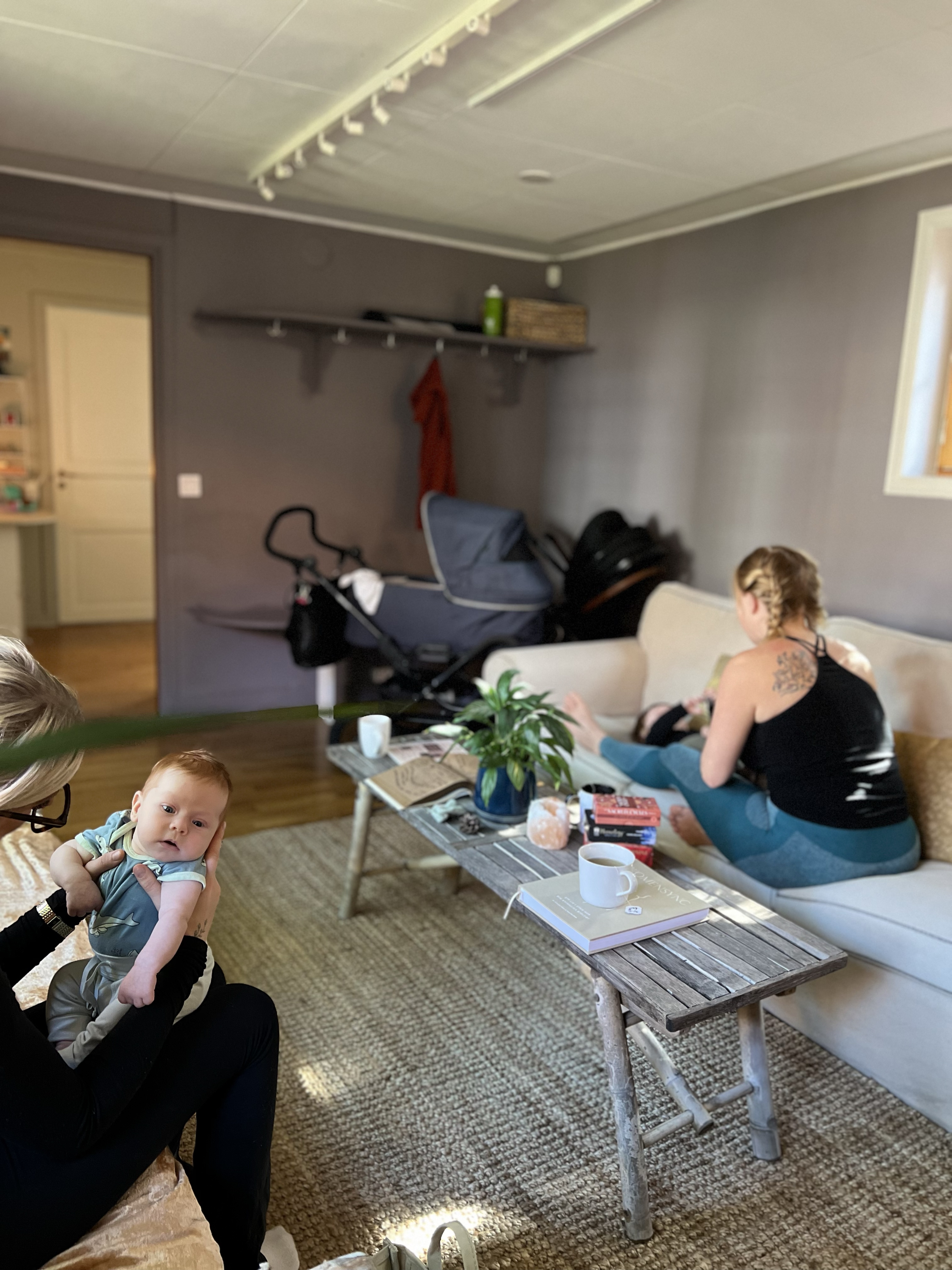 YOGAlates för nyblivna mammor