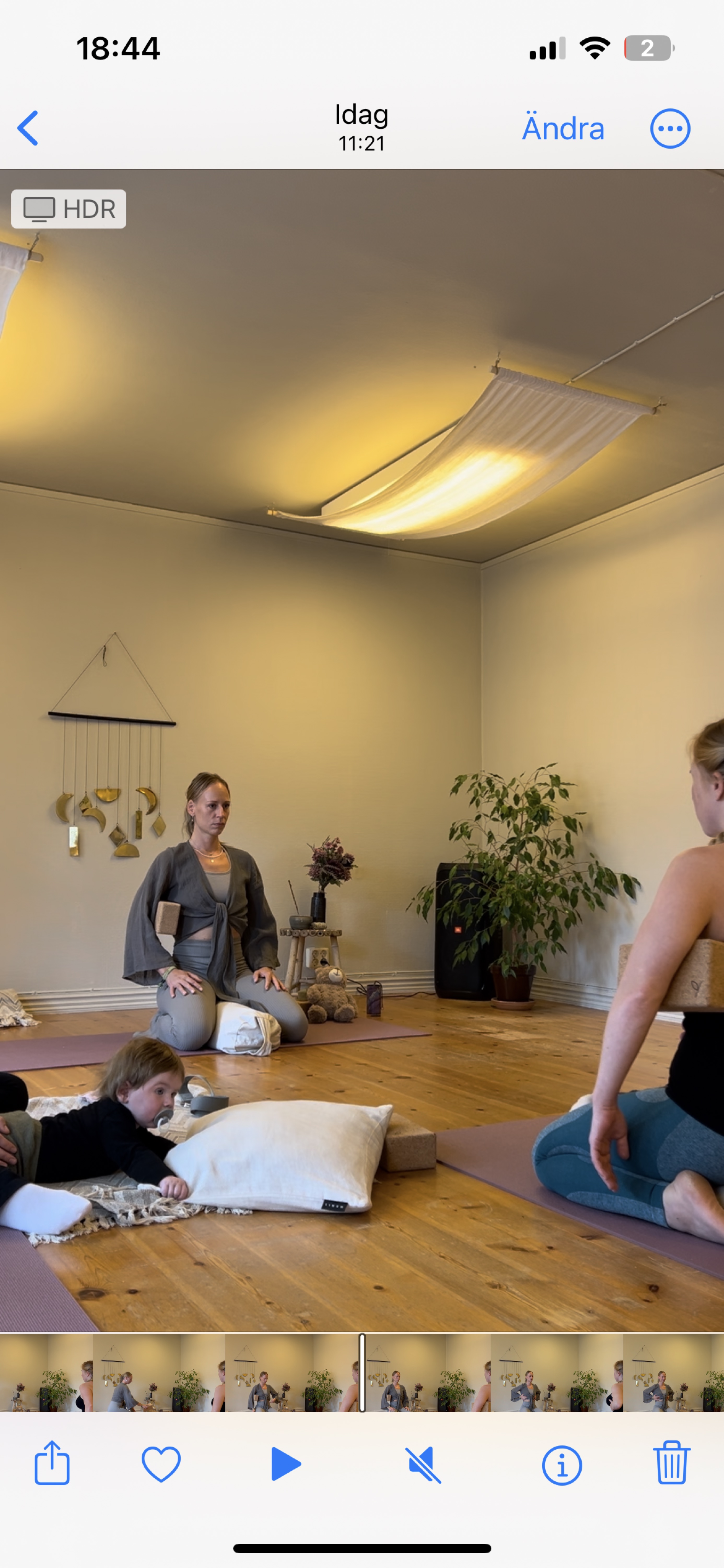 YOGAlates för nyblivna mammor