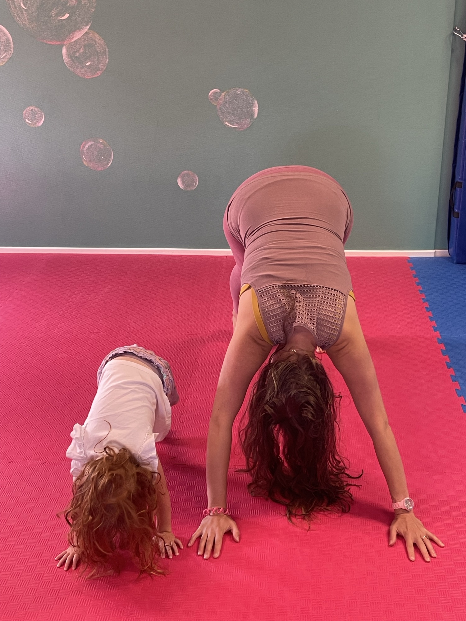 Lek och Landa: Yoga för omföderskor på MINIStuds