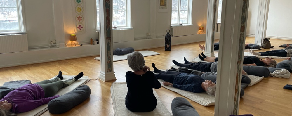 Reikiyinyoga och Yoga Nidra meditation