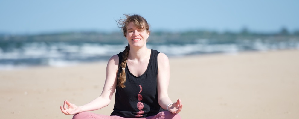 [Kvällspass] Vågornas Rytm: Gravidyoga på stranden.