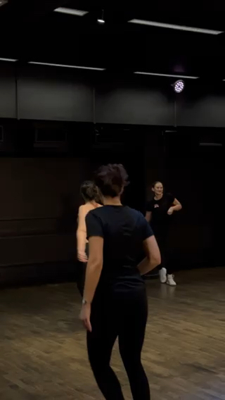 Start 16 nov - Sundays 10:00 Flow & Glow Dance with Linda