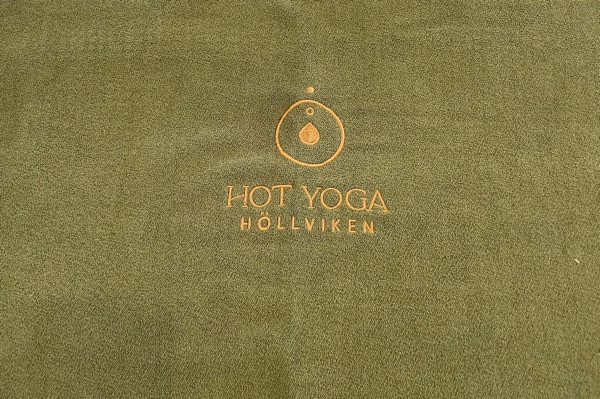 Yogahandduk med Hot Yoga Höllviken logo, Yogabum