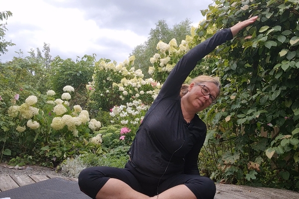 Yogapass 33 min "Sommarstilla" med andningsmeditation