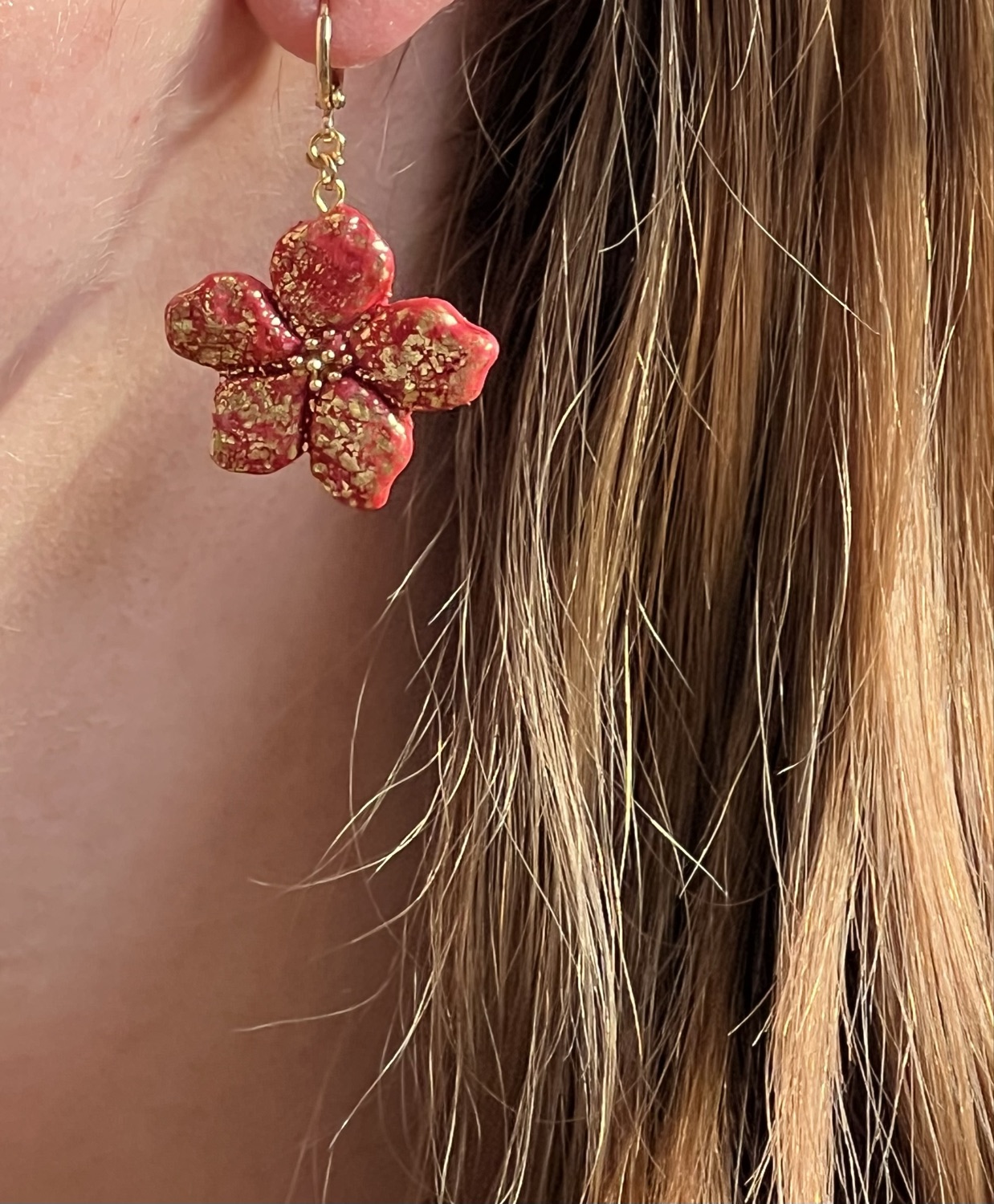 Blommor (örhängen guld) inkl spårbar frakt