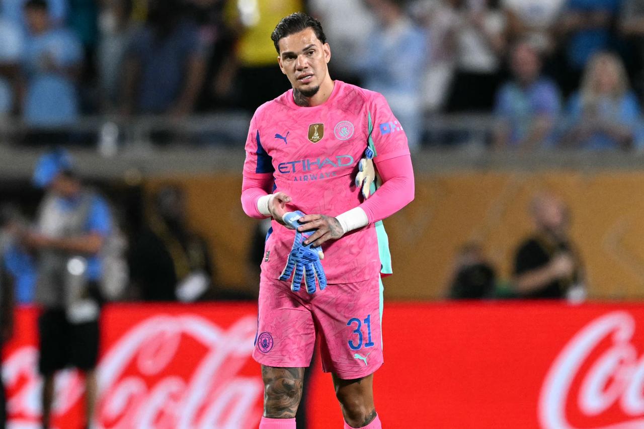 Galatasaray ngỏ lời chiêu mộ thủ môn Ederson của Man City với mức giá khởi điểm 3 triệu Euro