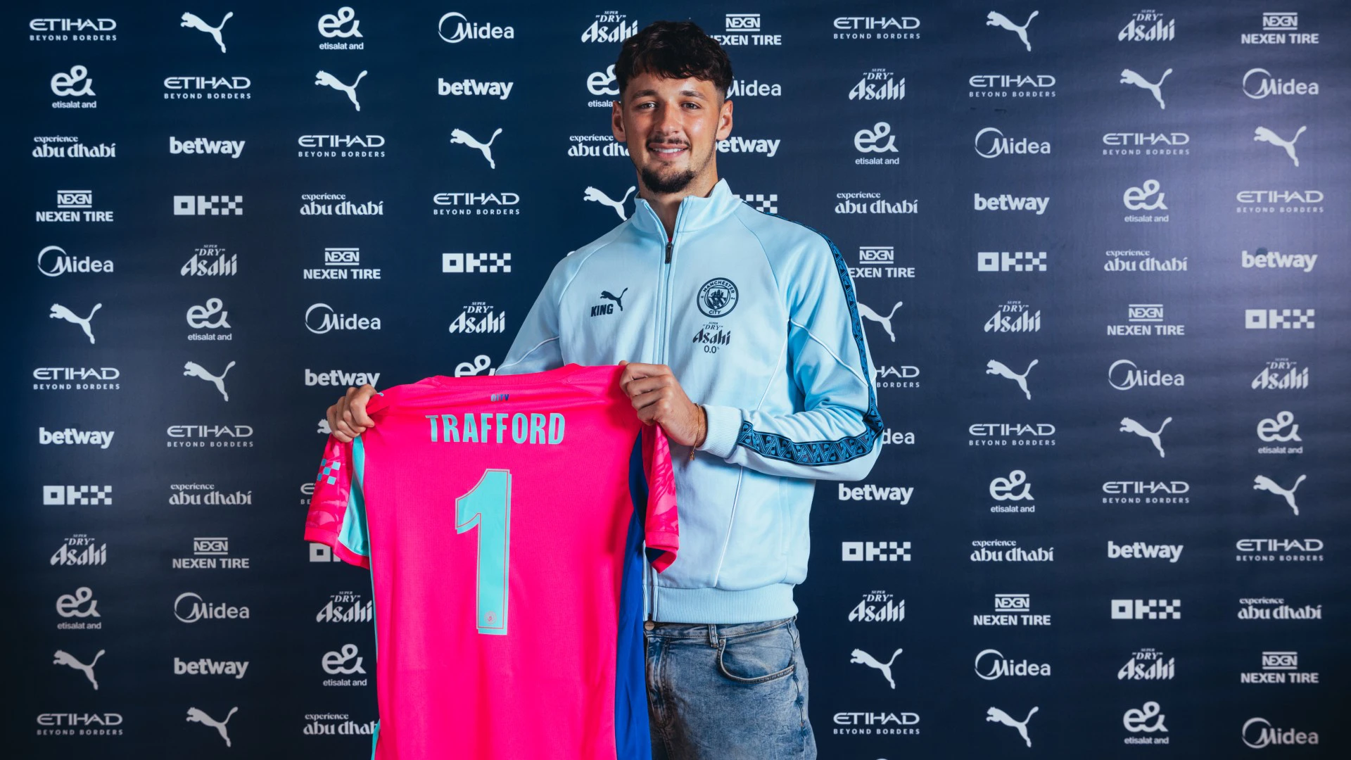 Man City chiêu mộ thủ môn James Trafford với mức phí kỷ lục