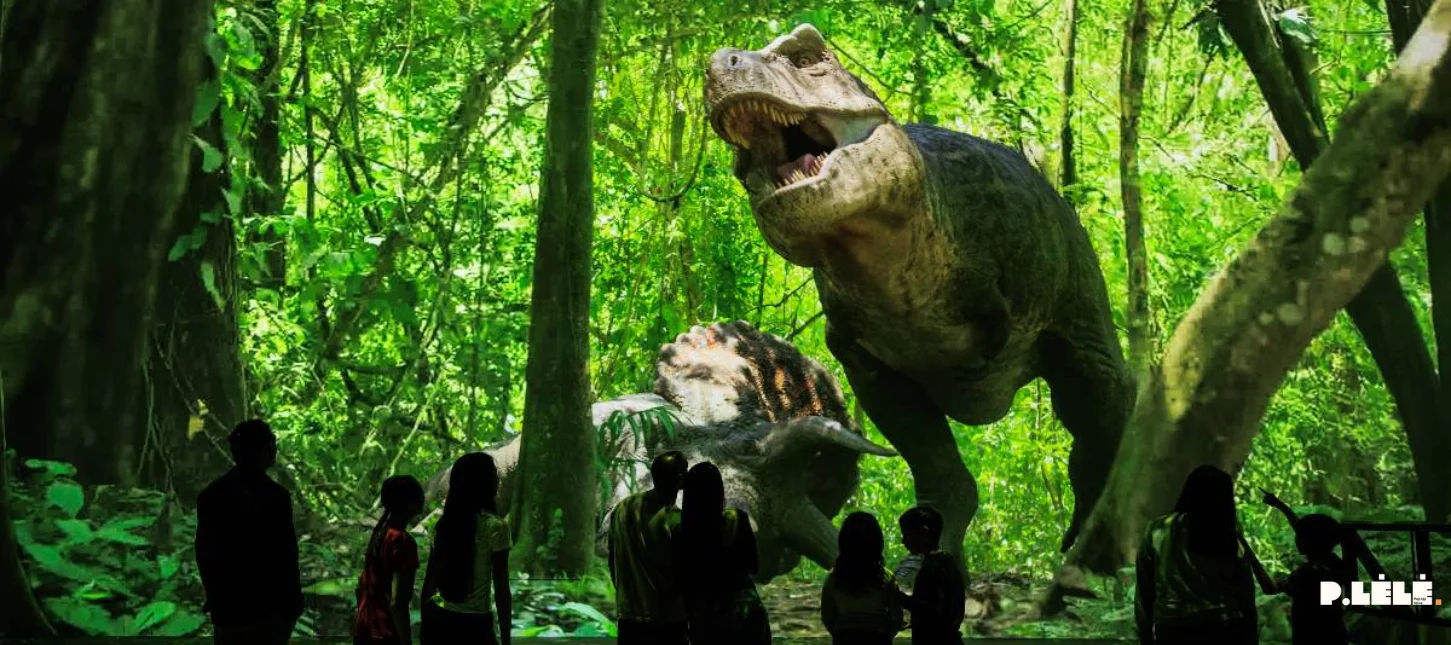 À l’Atelier des Lumières, les dinosaures ressuscitent : “Planète Préhistorique”, une immersion totale dans l’histoire du vivant