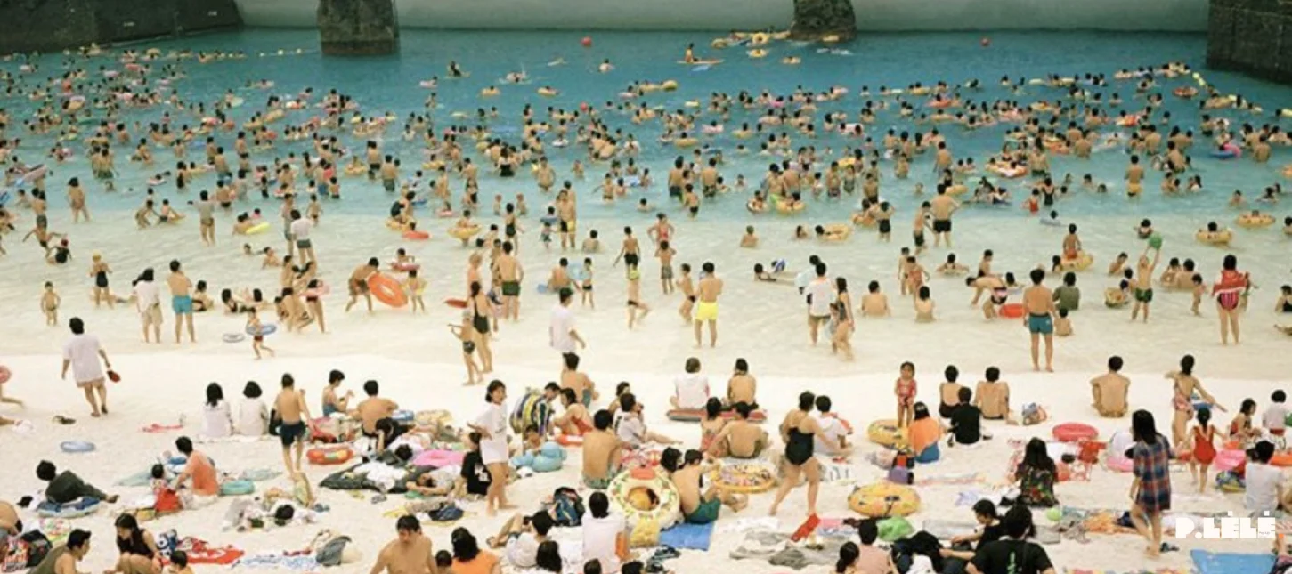 Martin Parr — Global Warning : quand la photographie révèle l’absurdité du monde contemporain