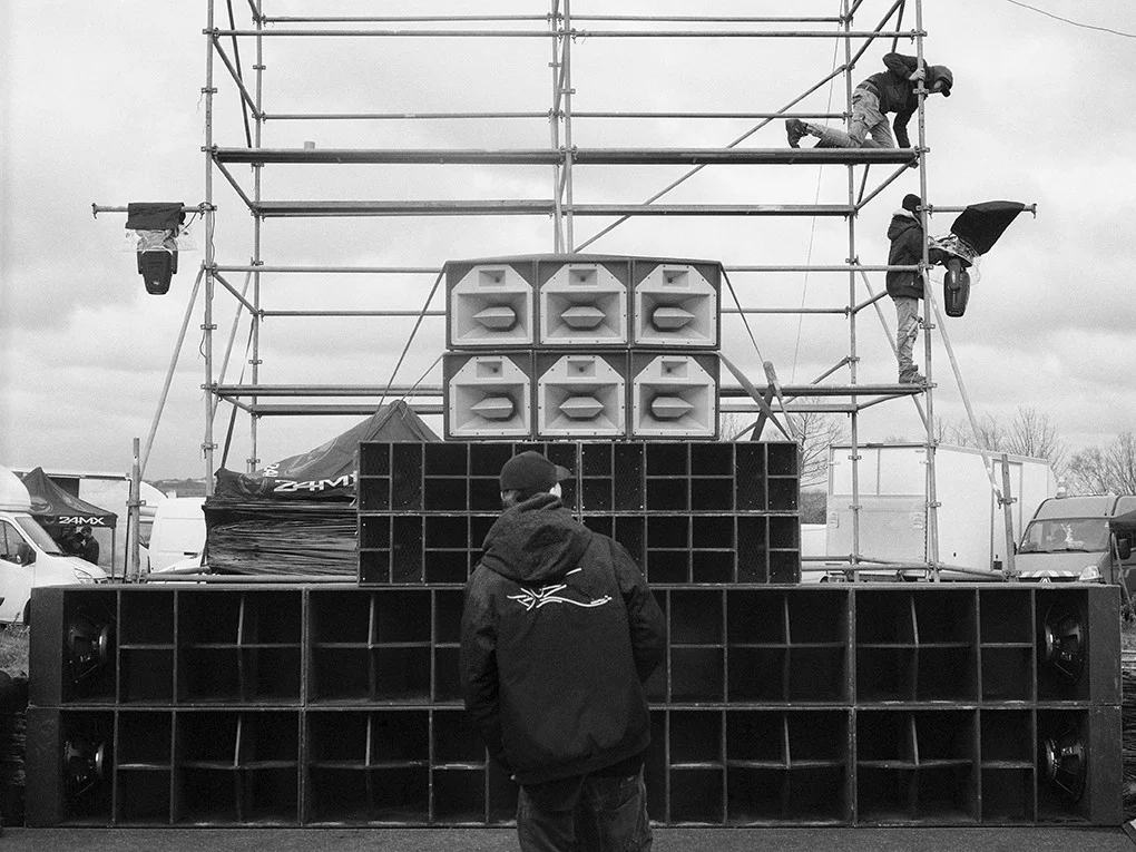 Par-delà le mur du son — Fêtes techno : l’exposition photo immersive à la Maison Robert Doisneau