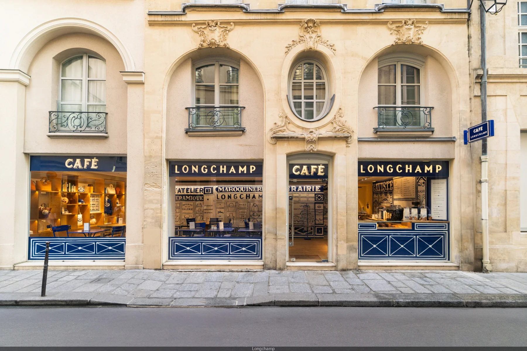 Facade Café Longchamp  