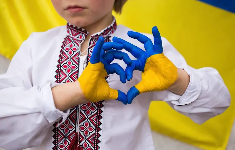 Вышиванка — маскарад или манифест? Как Украина ищет единство в орнаментах