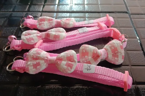 COLLAR ROSA CON MOÑO