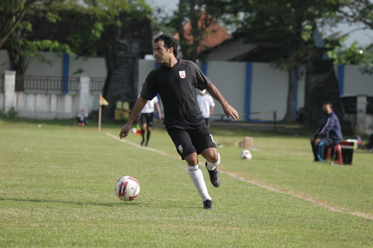 Abdel Khairallah saat uji coba melawan Persika Karanganyar.jpeg