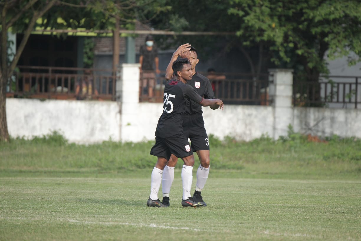 Assanur Rijal Torres merayakan gol bersama Eky.jpg