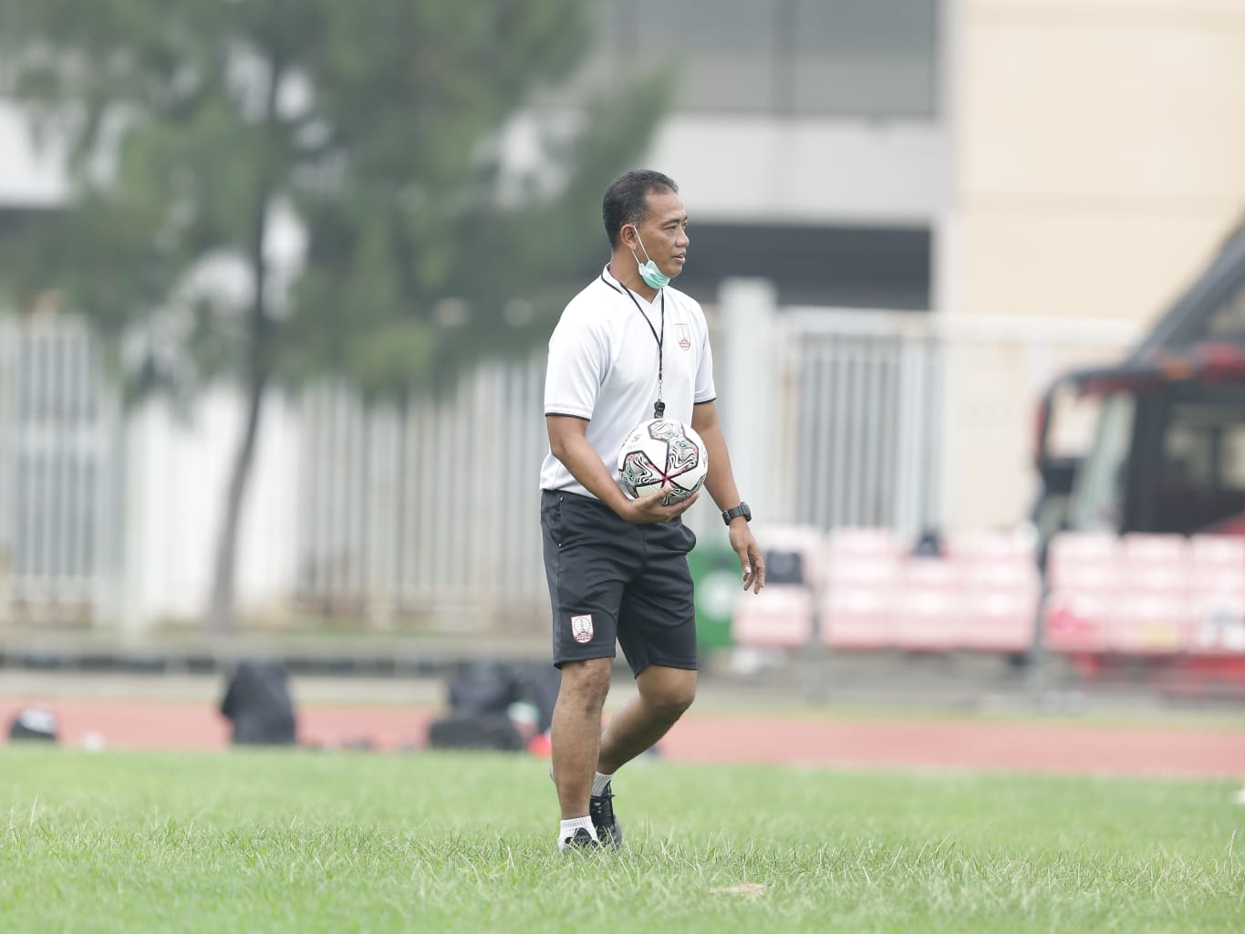 Coach Eko saat sesi latihan PERSIS.jpeg