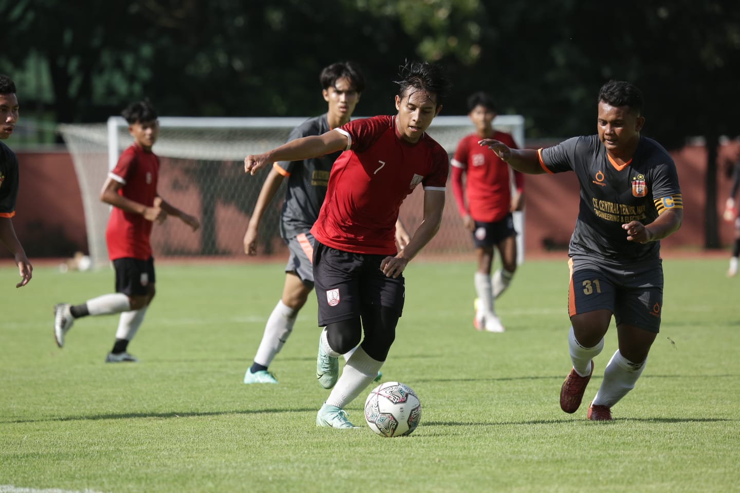 Nadhif saat menggiring bola di laga vs EPFC.jpg+1646454273871