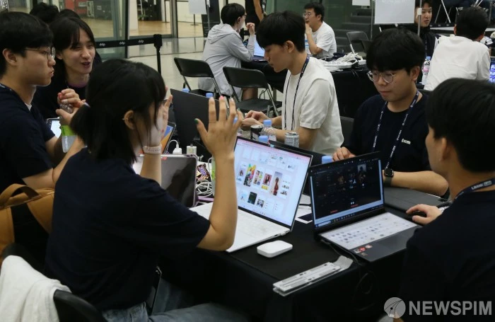 작전회의 하는 서울 웹 3.0 페스티벌 해커톤 참석자들