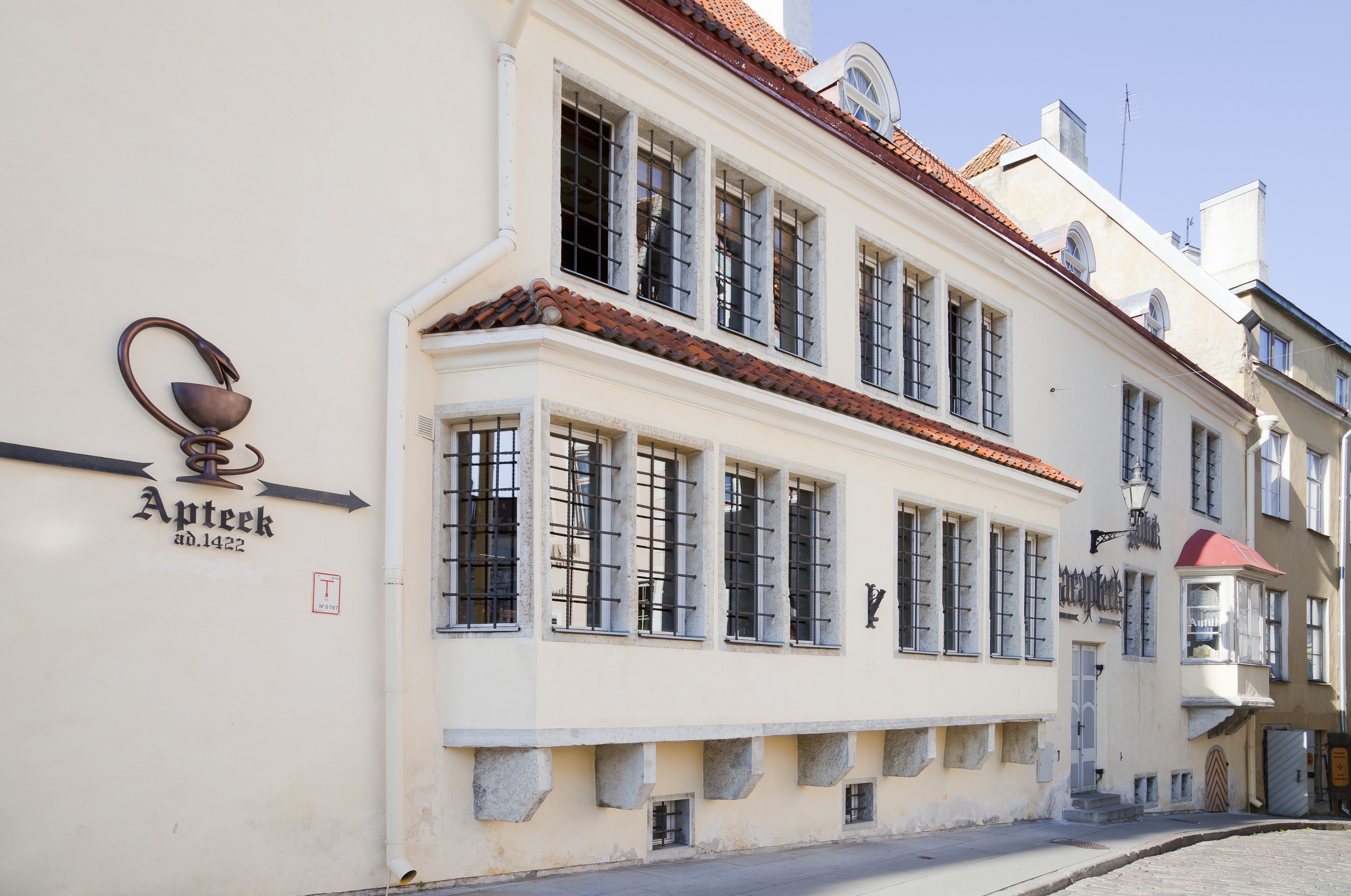 Town Hall Pharmacy Raeapteek - Image 1
