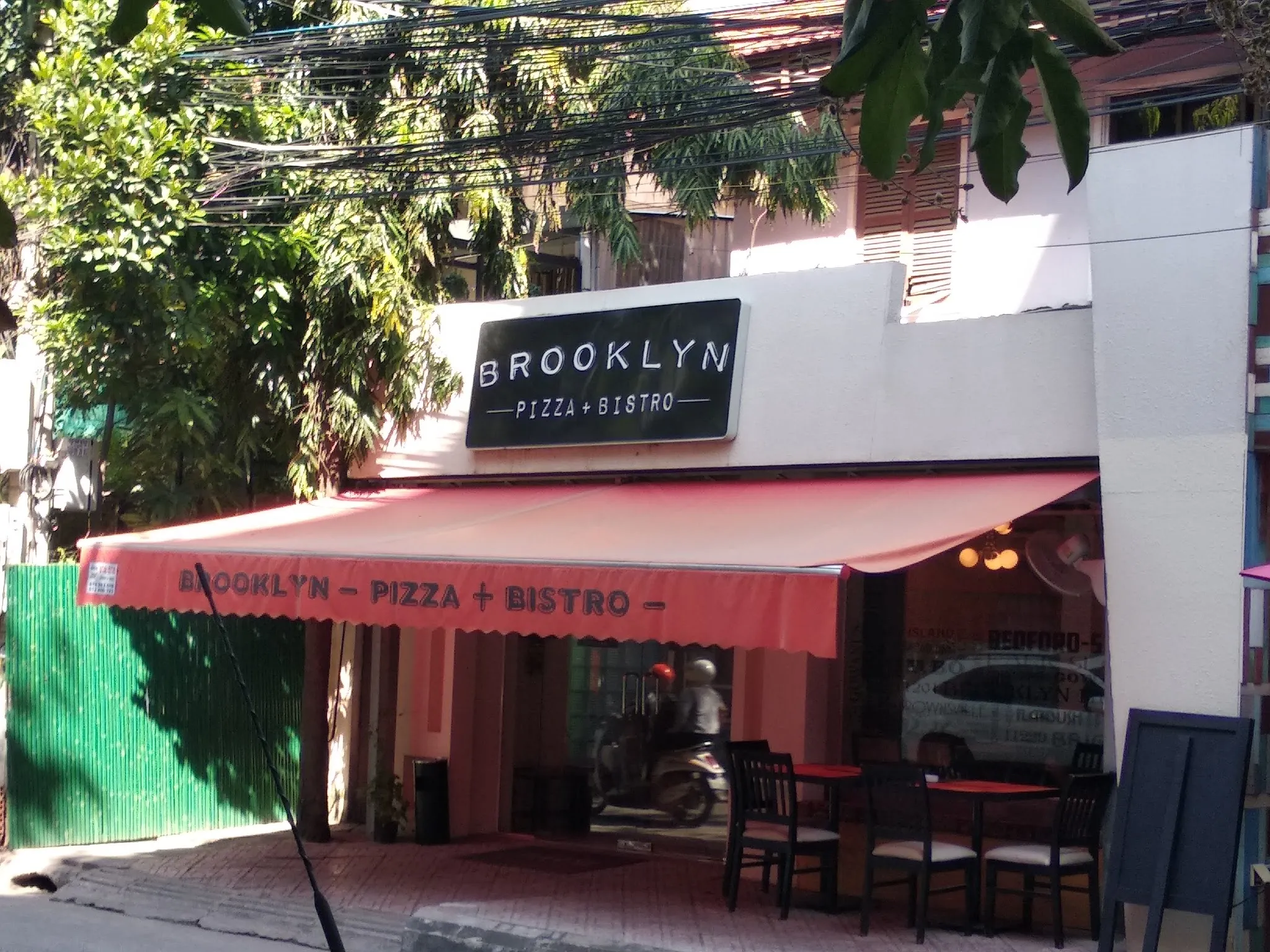 Brooklyn Pizza + Bistro on Street 123 — New York-style pies by the slice, from personal to forty centimetres