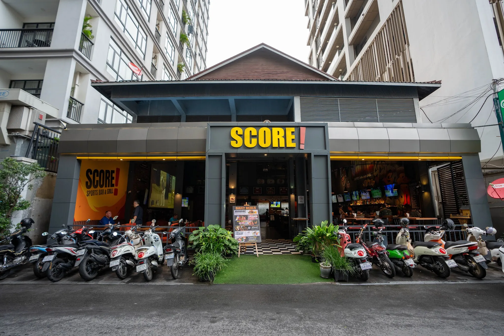 SCORE Sports Bar & Grill, the benchmark since 2010 in the Wat Lanka pocket of BKK1